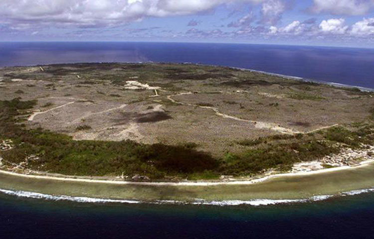 নাউরু: প্রশান্ত মহাসাগরের এই দ্বীপরাজ্যটির আয়তন ২১ বর্গ কিলোমিটারের কিছু বেশি; জনসংখ্যা দশ হাজার। নাউরু মাইক্রোনেশিয়ার অংশ। এ দেশেও সামরিক বাহিনী নেই।