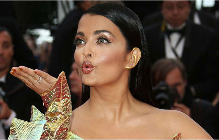 ২০০২ সালে প্রথমবার কানের রেড কার্পেটে দেখা গিয়েছিল ঐশ্বর্যকে। তারপর থেকে এখন পর্যন্ত কোনোবারই হতাশ করেননি ঐশ্বরিয়া। নিজস্ব স্টাইলে রেড কার্পেটে হেঁটে বরাবরই মুগ্ধ করেছেন সকলকে। কান চলচ্চিত্র উৎসব-২০১৯-এর রেড কার্পেটেও ফের একবার মুগ্ধ করলেন প্রাক্তন বিশ্ব সুন্দরী।