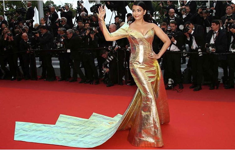 ফ্রান্সের ফ্রেঞ্চ রিভিয়েরায় আয়োজিত কান চলচ্চিত্র উৎসব-২০১৯ এর রেড কার্পেট ঐশ্বর্য পা রাখতেই ঝলসে উঠল অসংখ্য ক্যমেরা, নিমেষে ক্যামেরাবন্দি হলেন তিনি। এদিন মেটালিক ফিসকাট গাউনে ঐশ্বরিয়া সুন্দরী যেন আরও বেশি অপরূপা।