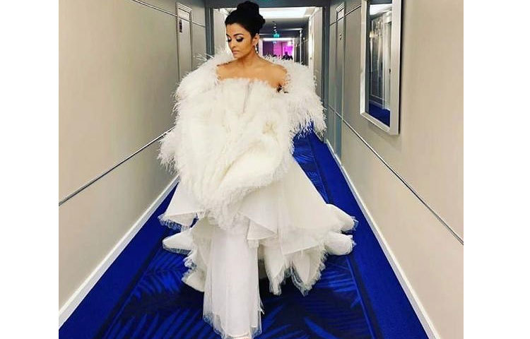 কান ফিল্ম ফেস্টিভ্যাল ২০১৯-এর রেড কার্পেটের প্রথম দিল সোনালি লেদার গাউনে চমকে দিয়েছিলেন ঐশ্বরিয়া। দ্বিতীয় দিন সোমবার, সাদা পোশাকে ঐশ্বরিয়া যেন আরও বেশি করে মুগ্ধ করলেন সকলকে।