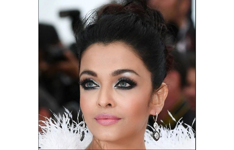 ফ্রান্সের ফ্রেঞ্চ রিভিয়েরায় আয়োজিত কান চলচ্চিত্র উৎসব-২০১৯ এর রেড কার্পেট ঐশ্বর্য পা রাখতেই ঝলসে উঠল অসংখ্য ক্যামেরা, নিমেষে ক্যামেরাবন্দি হলেন তিনি।