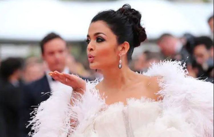 রেড কার্পেটে নিজস্ব মেজাজে হেঁটে অুরাগীদের বরাবরের মতোই মুগ্ধ করলেন ঐশ্বরিয়া।