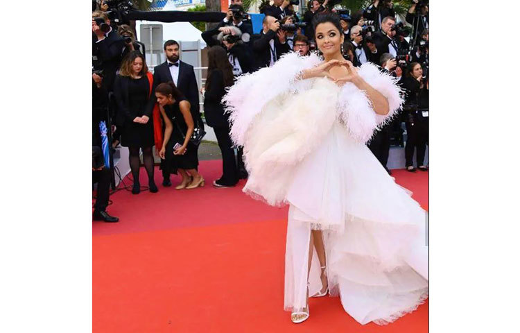 ২০০২-এ প্রথমবার ‘কান’-এর রেড কার্পেটে দেখা গিয়েছিল ঐশ্বর্যকে। তারপর থেকে এখনও পর্যন্ত কোনোবারই হতাশ করেননি ‘রাই’। নিজস্ব স্টাইলে রেড কার্পেটে হেঁটে বরাবরই মুগ্ধ করেছেন সকলকে। কান চলচ্চিত্র উৎসব-২০১৯-এর রেড কার্পেটেও ফের একবার মুগ্ধ করলেন প্রাক্তন বিশ্ব সুন্দরী।