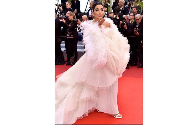 সকলের উদ্দেশ্য চুম্বন ছুঁড়ে দিয়ে মন কাড়লেন ঐশ্বরিয়া।