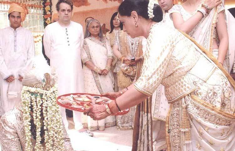 আবু জানি ও সন্দীপ খোসলার সোশ্যাল মিডিয়া হ্যান্ডেলে নতুন করে উঠে এসেছে অ্যাশ ও অভির বিয়ের সেই সমস্ত ছবি। ছবিতে দেখা যাচ্ছে বিয়ে করতে যাওয়ার আগে অভিষেককে বরণ করছেন জয়া।