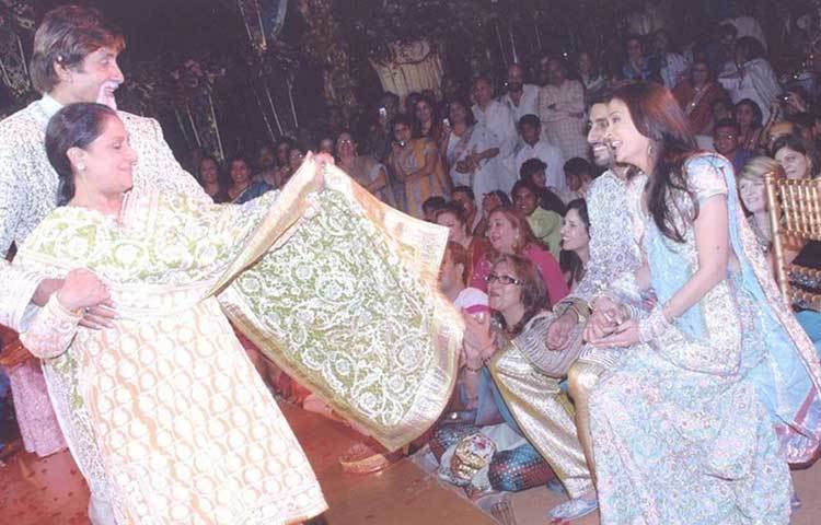 ছেলের বিয়ে উপলক্ষে ছেলে বৌমার সামনেই নাচে ব্যস্ত অমিতাভ-জয়া। বিষয়টি বেশ উপভোগ করছেন ঐশ্বর্য-অভিষেক।