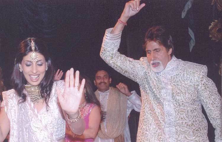 বারাত বের হওয়ার সময় মেয়ে শ্বেতার সঙ্গেই নাচে মগ্ন অমিতাভ।