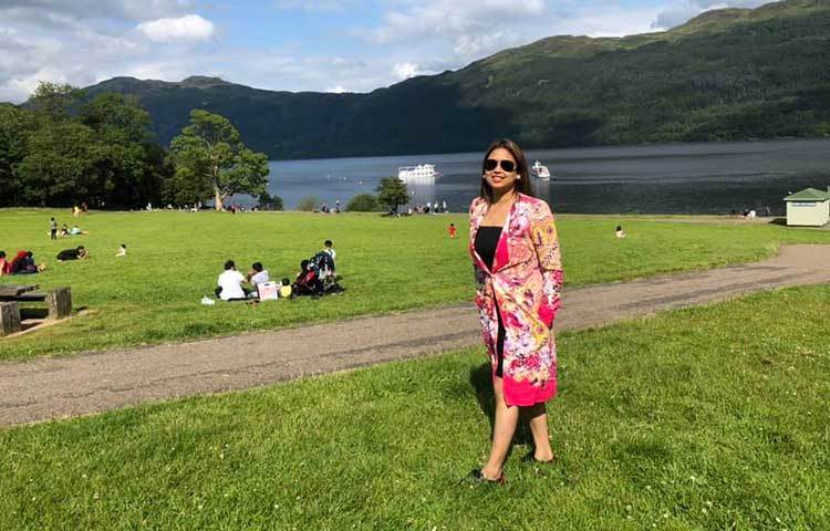 স্কটল্যান্ডের সবুজ মাঠে হেঁটে বেড়াচ্ছেন ভাবনা।