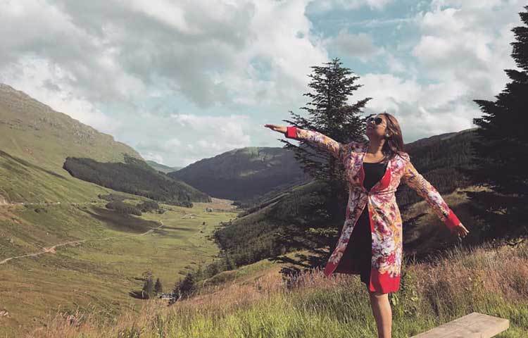 দুই পাহাড়ের পাদদেশে ভাবনা বুঝি হাত বাড়িয়ে মেঘ ডাকছে।