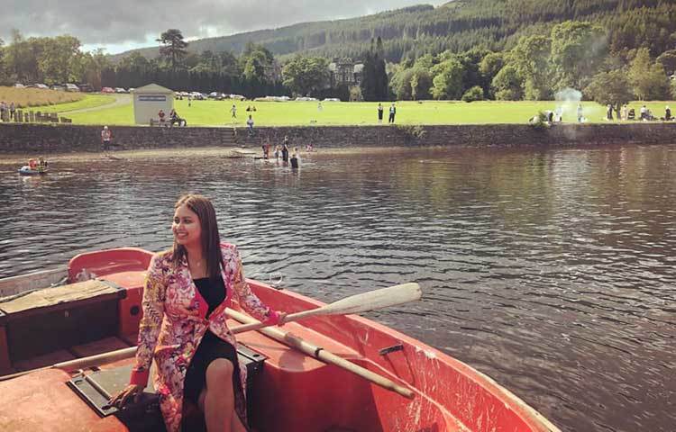 স্কটল্যান্ডের পানিতে ভাসছেন ভাবনা!