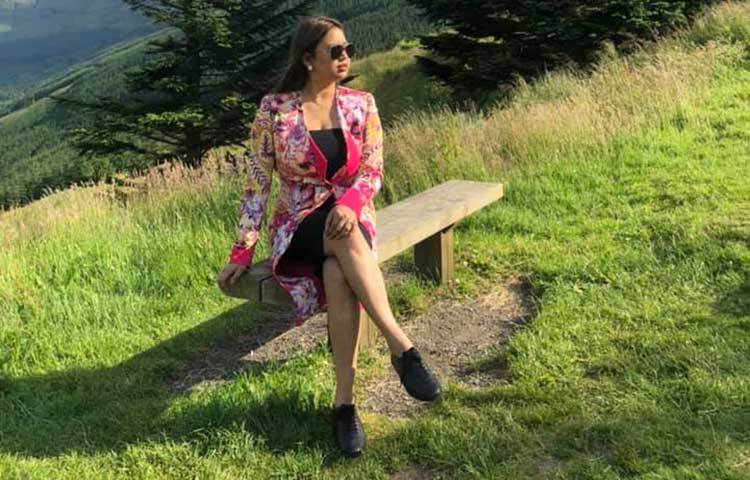 পাহাড়ি পার্কে ভাবনা।