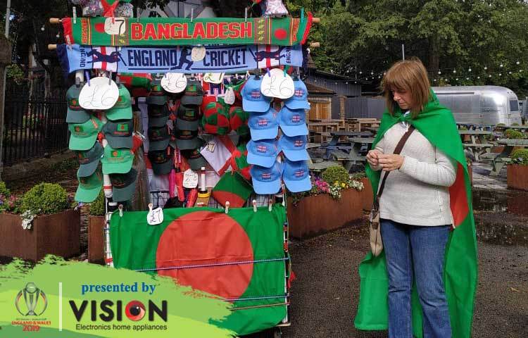 মাঠে প্রবেশের সময় বিজয় চিহ্ন দেখাচ্ছে সমর্থকরা। ছবি: জাগো নিউজ