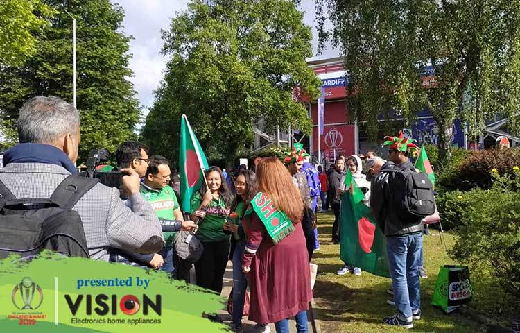 সমর্থকরা ভালোলাগার মুহূর্তকে বন্দি করে রাখছেন। ছবি: জাগো নিউজ