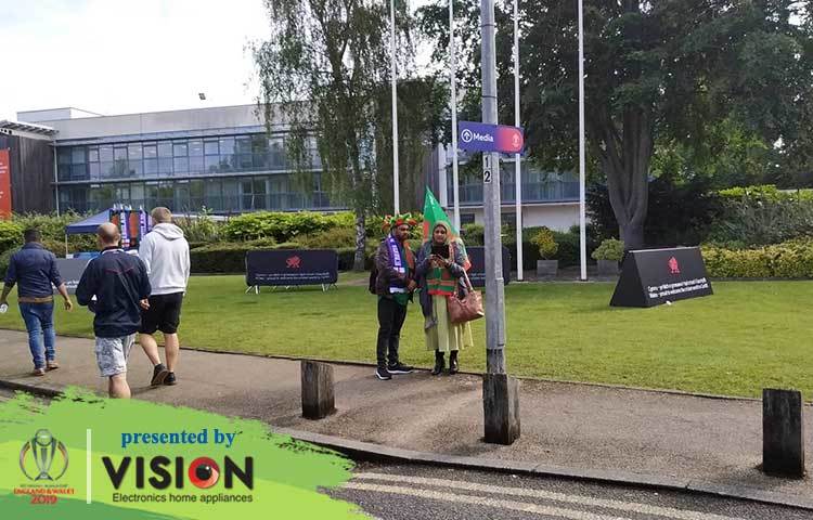 সমর্থকদের মাঠে খেলা দেখতে যাওয়ার প্রস্তুতি। ছবি: জাগো নিউজ