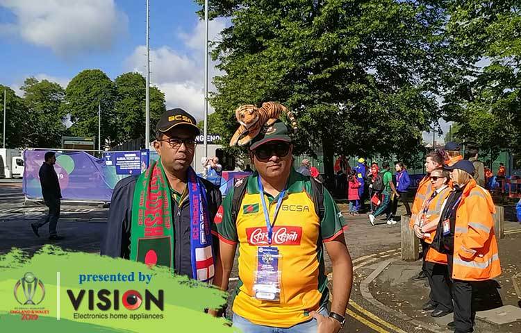 টাইগার প্রতীক নিয়ে মাঠে বাংলাদেশ ক্রিকেট দলকে উৎসাহ দিতে যাচ্ছেন এক সর্থক। ছবি: জাগো নিউজ