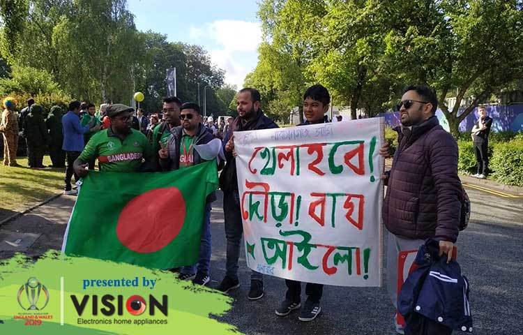 ব্যতিক্রমী স্লোগান নিয়ে সমর্থকরা। ছবি: জাগো নিউজ