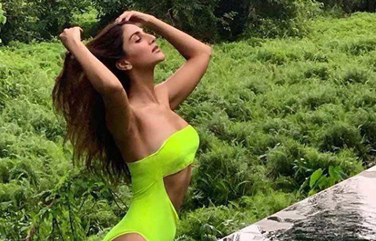 বন্ধুর ব্যাচেলর পার্টিতে উষ্ণতা ছড়ালেন বলিউড নায়িকা বাণী কাপুর। তবে বাণীর নিয়ন মনোকিনিই মন কেড়েছে তার অনুরাগীদের।