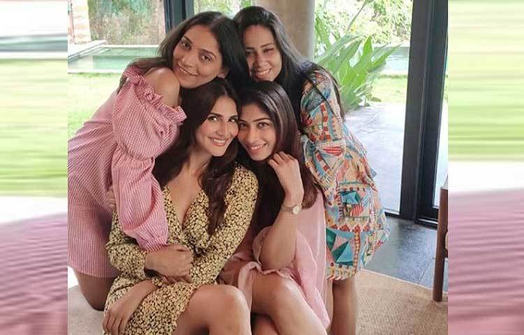 একেবারে ছোটবেলার বন্ধুর বিয়ে। তারই আগে ‘গার্লস গ্যাং’ বেড়াতে গেলেন, বাণী ছবি শেয়ার করতেই মুহূর্তে তা ভাইরাল হয়ে যায়।