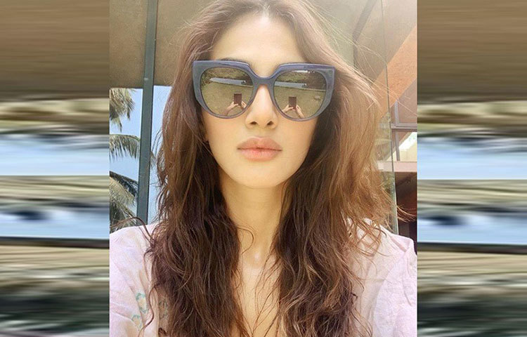 সানগ্লাসের একটা বড় কালেকশন রয়েছে নায়িকার। তারই মধ্যে একটা বেছে নিয়েছেন তিনি।