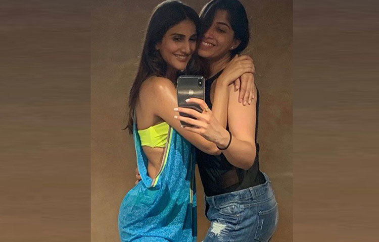 বন্ধুদের সঙ্গে ছবি পোস্ট করেছেন ‘শুধু দেশি রোমান্স’ নায়িকা।