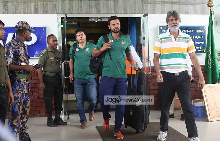 দুবাই হয়ে অবশেষে আজ বিকেল সাড়ে ৫টায় ঢাকায় এসে পৌঁছেছেন মাশরাফি বিন মর্তুজারা। ছবি: মাহবুব আলম