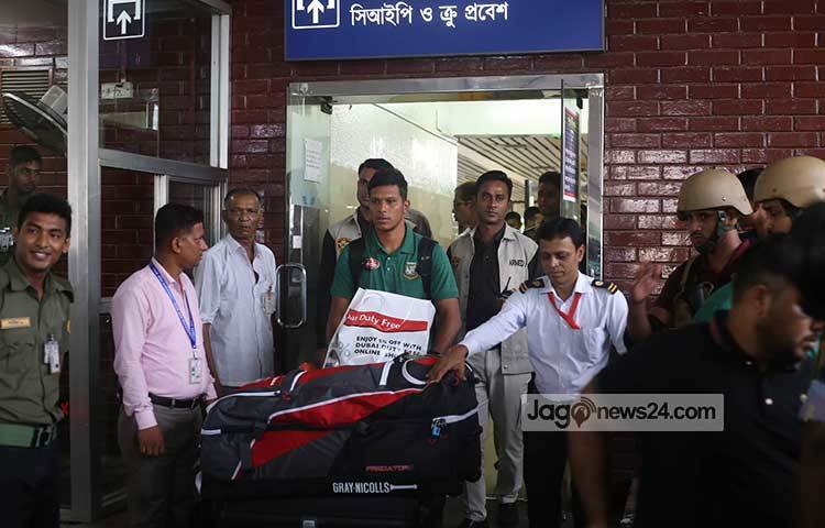 দক্ষিণ আফ্রিকা ছাড়া বাংলাদেশ হারিয়েছে ওয়েস্ট ইন্ডিজ এবং আফগানিস্তানকে। ক্যারিবীয়দের বিপক্ষে তো ৩২১ রান তাড়া করে জয় পেয়েছিল টাইগাররা। শেষ ম্যাচে পাকিস্তানের কাছে হেরে ৮ নম্বরে থেকেই বিদায় নিতে হয়েছে মাশরাফিদের। ছবি: মাহবুব আলম