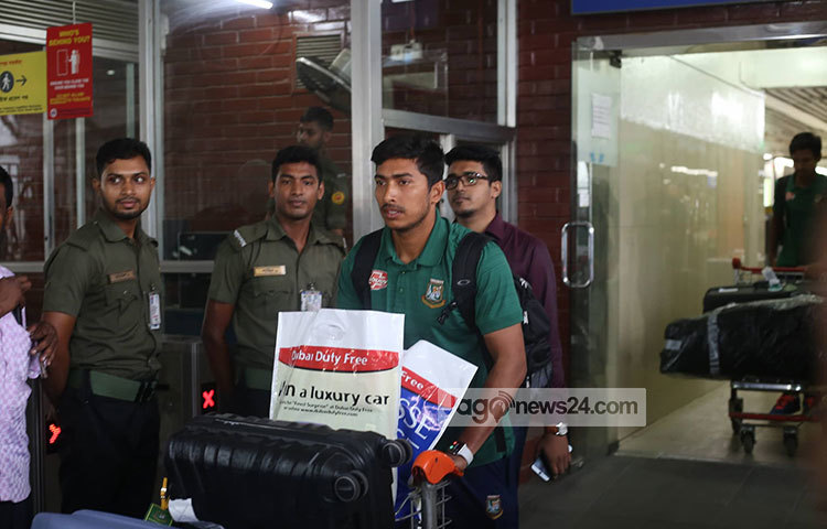 শুক্রবার লর্ডসে পাকিস্তানের বিপক্ষে শেষ ম্যাচ খেলেছিল বাংলাদেশ। এরপর রোববার রাতেই স্থানীয় সময় রাত ১০টা ২০ মিনিটে এমিরেটসের একটি ফ্লাইটে ঢাকার উদ্দেশ্যে রওনা দেয় বাংলাদেশ ক্রিকেট দল। ছবি: মাহবুব আলম