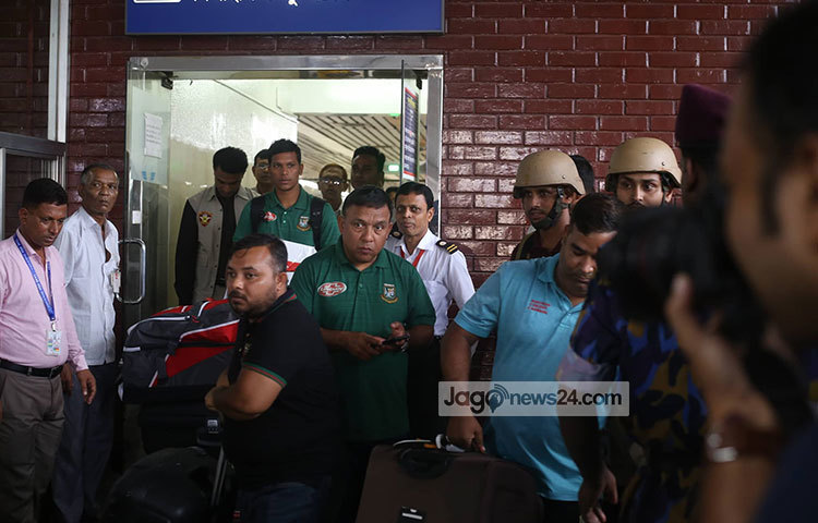 বাংলাদেশ দলের ক্রিকেটাররা অবশ্য সবাই দেশে ফিরে আসেননি। ইংল্যান্ড থেকে গেছেন সাকিব, লিটন, সাব্বির এবং মেহেদী হাসান মিরাজ। তারা সেখানে আরও কিছুদিন থাকার পর দেশে ফিরে আসবেন। ছবি: মাহবুব আলম