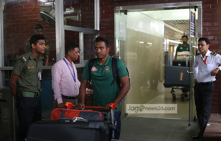 নিজের ট্রলি ঢেলে নিয়ে যাচ্ছেন রুবেল। ছবি: মাহবুব আলম