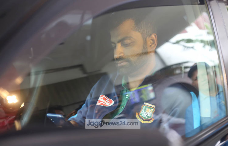 গাড়িতে বসে ফোনে মগ্ন তামিম। ছবি: মাহবুব আলম