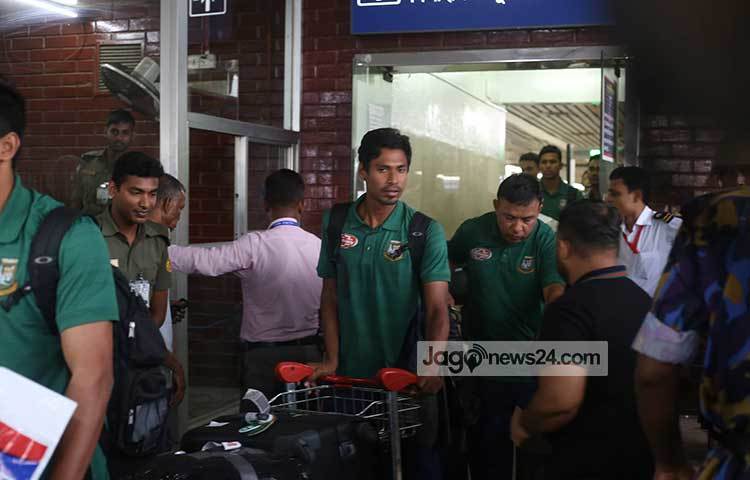 ট্রলি নিয়ে বের হচ্ছেন মোস্তাফিজুর রহমান। ছবি: মাহবুব আলম