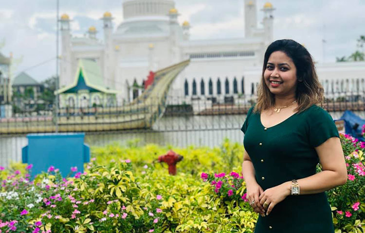 প্রকৃতির মাঝে সবুজ পোশাকে ভাবনা।