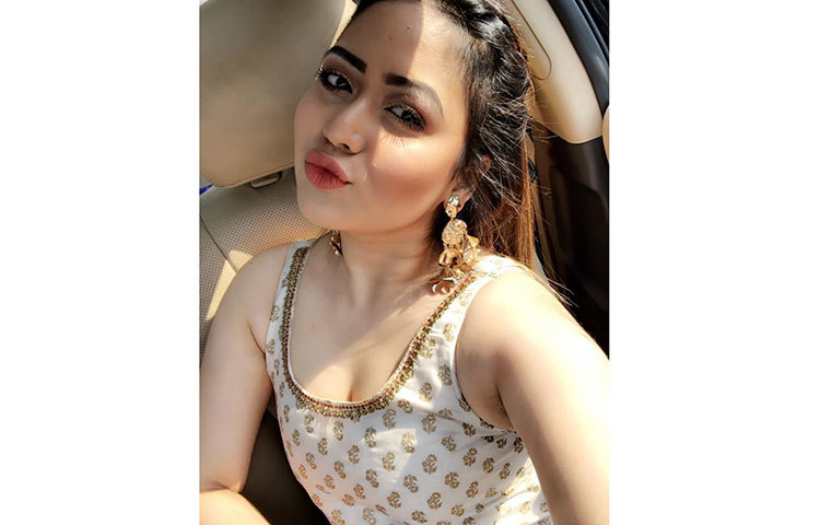 নিজেকে সেলফিতে বন্দি করেছেন ভাবনা।