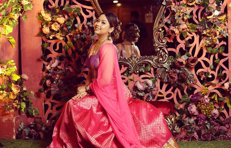 গোলাপি শাড়িতে উচ্ছ্ল ভাবনা।