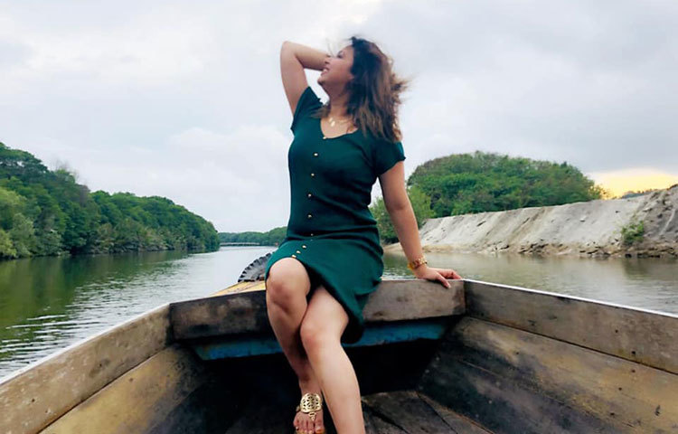 নৌকায় চড়ে ভ্রমণের সময় ভাবনা।