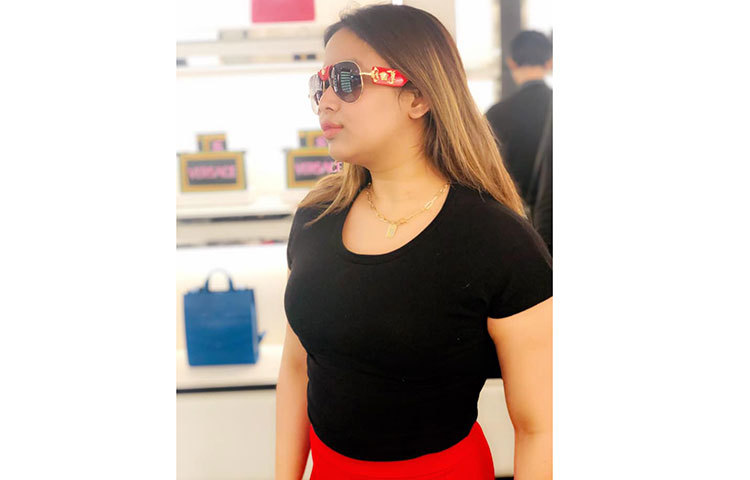 স্টাইলিশ চশমা চোখে ভাবনা।