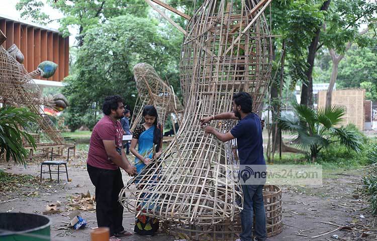 কয়েকদিন ধরেই চারুকলার উঠানে চলছে বৈশাখ বরণের প্রস্তুতি। ছবি: মাহবুব আলম