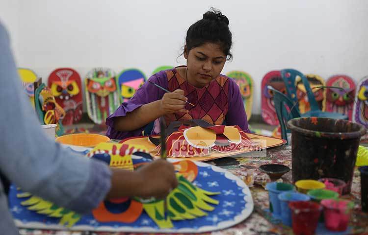 বৈশাখ বরণের অন্যতম অনুষঙ্গ প্যাঁচার অবয়ব তৈরি করা হচ্ছে। ছবি: মাহবুব আলম