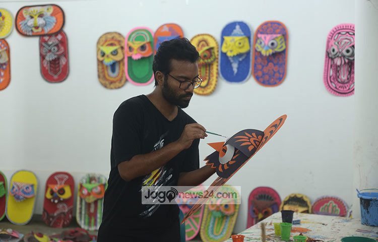 বৈশাখ বরণের বিভিন্ন উপকরণ তৈরি করে সাজিয়ে রাখা হয়েছে। ছবি: মাহবুব আলম