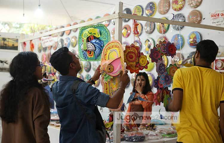 চারুকলায় কিনতে পাওয়া যাচ্ছে বৈশাখ বরণের বিভিন্ন উপকরণ। ছবি: মাহবুব আলম