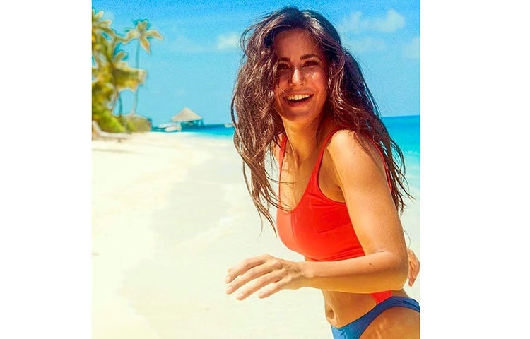 সমুদ্রপাড়ে লাল বিকিনিতে ফুরফুরে হাওয়ায় উল্লসিত ক্যাটরিনা।