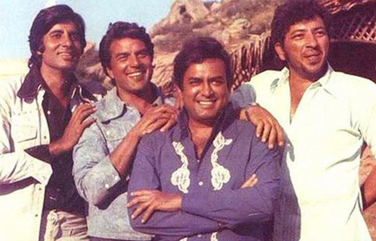 অমিতাভ বচ্চন: বলিউডের শাহেনশাহ খ্যাত অমিতাভ বচ্চন কর্মজীবন শুরু করেছিলেন একটি জাহাজ কোম্পানিতে। সেখানে মাসে তার বেতন ছিল ৫০০ রুপি।