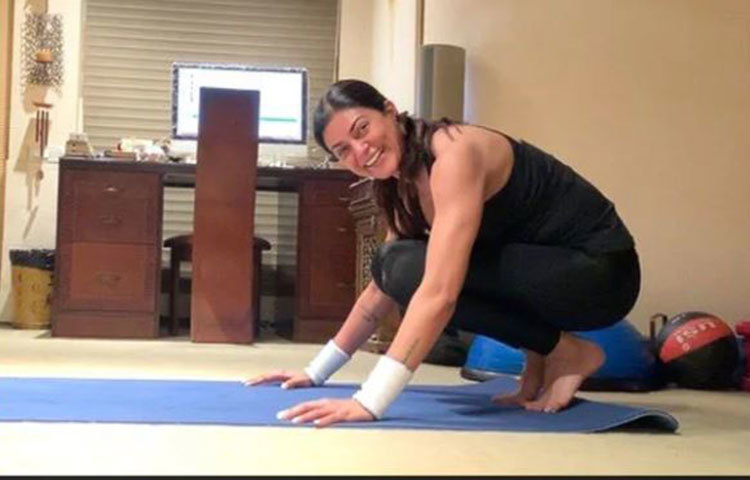 ফিট থাকার বিষয়ে আরও একজন সচেতন বলিউড সেলিব্রিটি হলেন সুস্মিতা সেন। মাঝে মধ্যেই সোশাল মিডিয়ায় শরীরচর্চার ভিডিও ও ছবি পোস্ট করতে দেখা যায় সুস্মিতাকে। সুস্মিতার শরীরচর্চার অন্যতম মাধ্যম হল যোগব্যায়াম।