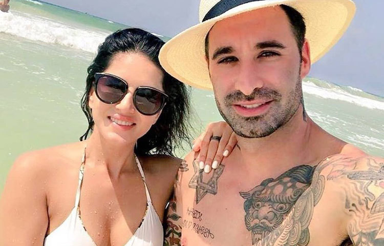 হাসি-খুশি সানি লিওন-ড্যানিয়েল।