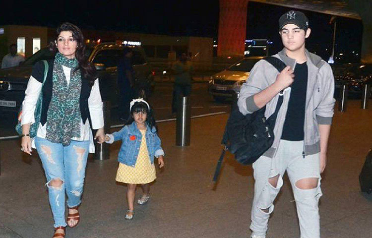 টুইঙ্কেল খান্না: নিজেমুখেই স্বীকার করেছেন, অভিনয় নাকি তিনি পারেন না। স্বামী অক্ষয়কুমার এবং দুই সন্তান আরভ ও নিতারাকে নিয়ে তার সংসার। ইন্টিরিয়র ডেকরেশনের ব্যবসাও রয়েছে টুইঙ্কলের। তবে ইদানীং লেখালেখিতে মন দিয়েছেন। বেশ কয়েকটি বইও রয়েছে তার।