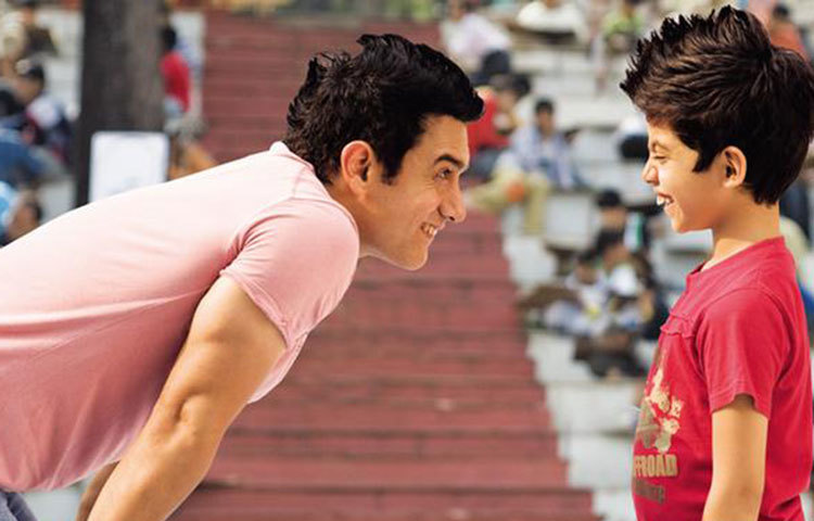 আমির খান: বলিউডের অন্যতম জনপ্রিয় অভিনেতা আমির খানের কর্মজীবনের শুরুটা ছিল চলচ্চিত্রে সহকারী পরিচালক হিসেবে। একটি চলচ্চিত্রে কাজ করে সেজন্য ১ হাজার রুপি পারিশ্রমিক পেয়েছিলেন তিনি।