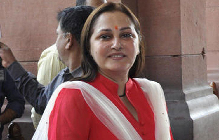 জয়াপ্রদা: তেলুগু দেশম, সমাজবাদী পার্টি, আরএলডি-র সঙ্গে সম্পর্ক চুকেছে আগেই। লোকসভা নির্বাচনের আগে বিজেপিতে যোগ দিয়েছিলেন। যার হাত ধরে উত্তরপ্রদেশের রাজনীতিতে প্রবেশ, সেই আজম খানের বিরুদ্ধেই রামপুর থেকে ভোটে দাঁড়িয়েছিলেন। কিন্তু জিততে পারেননি।