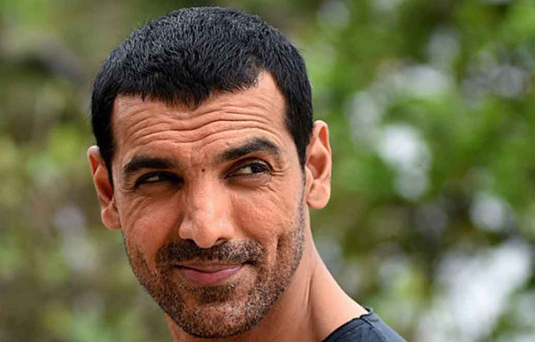 জন আব্রাহাম: দু’দশক আগে বলিউডে ক্যারিয়ার শুরু করেছিলেন জন আব্রাহাম। তিনি সেই দলের অভিনেতা, যার অভিনয় নয়, বরং চেহারা নিয়ে আলোচনা হত বেশি। এক কালের নামজাদা মডেল জন ৪৬ বছর বয়সেও আকর্ষণীয় চেহারা ধরে রেখেছেন বলে মত সিনে বিশেষজ্ঞদের।