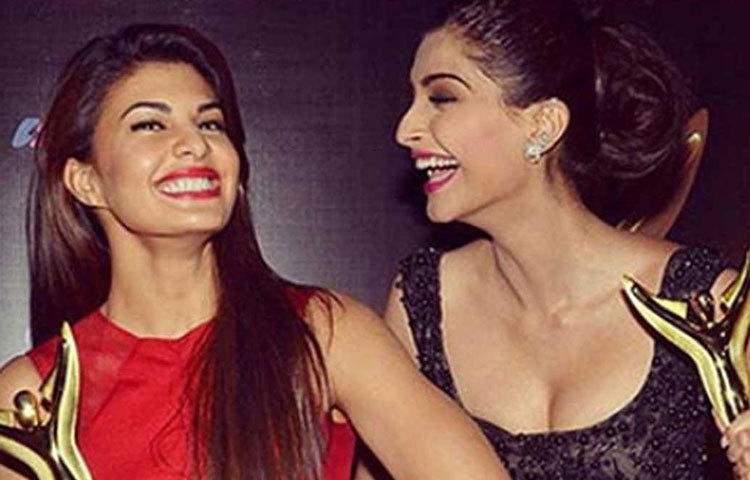 সোনম কাপুর এবং জ্যাকুলিন ফার্নান্দেজ বেস্ট ফ্রেন্ড। পারিবারিক অনুষ্ঠানেও যাতায়াত রয়েছে দুই নায়িকার। সোনম নাকি নিজের বোনের থেকেও বেশি বিশ্বাস করেন জ্যাকুলিনকে।