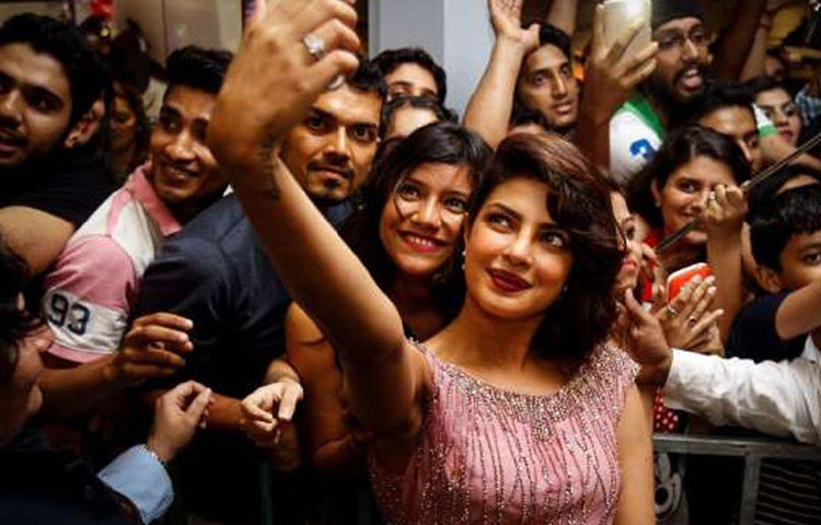 মালয়েশিয়ার কুয়ালা লামপুরে ‘আইফা অ্যাওয়ার্ড’-এ ফ্যানদের সঙ্গে সেলফি তোলার মুডে প্রিয়াঙ্কা চোপড়া।